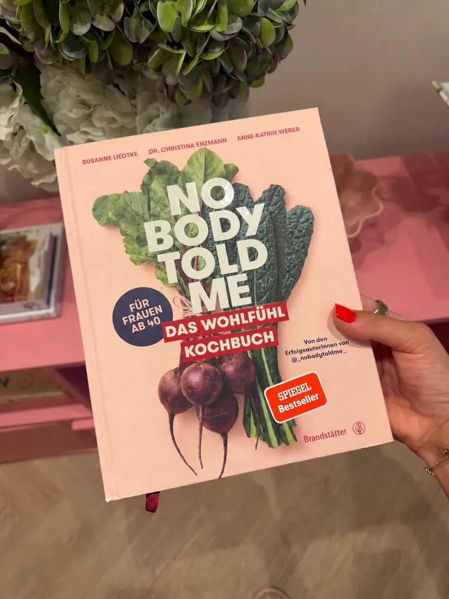 Das Wohlf&uuml;hl-Kochbuch von Nobody told Me in der Hand
