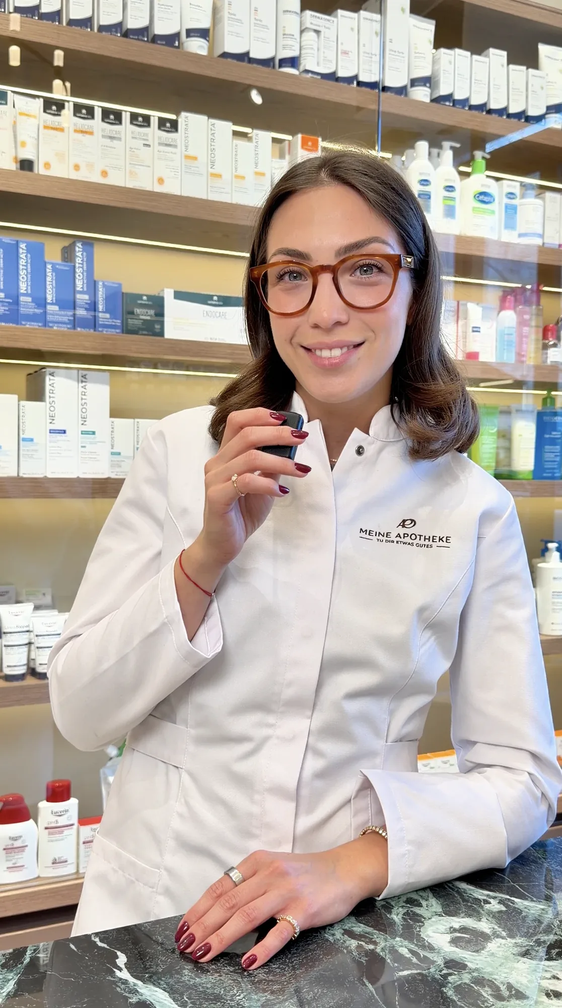 Esther Tscherniak in ihrer Apotheke